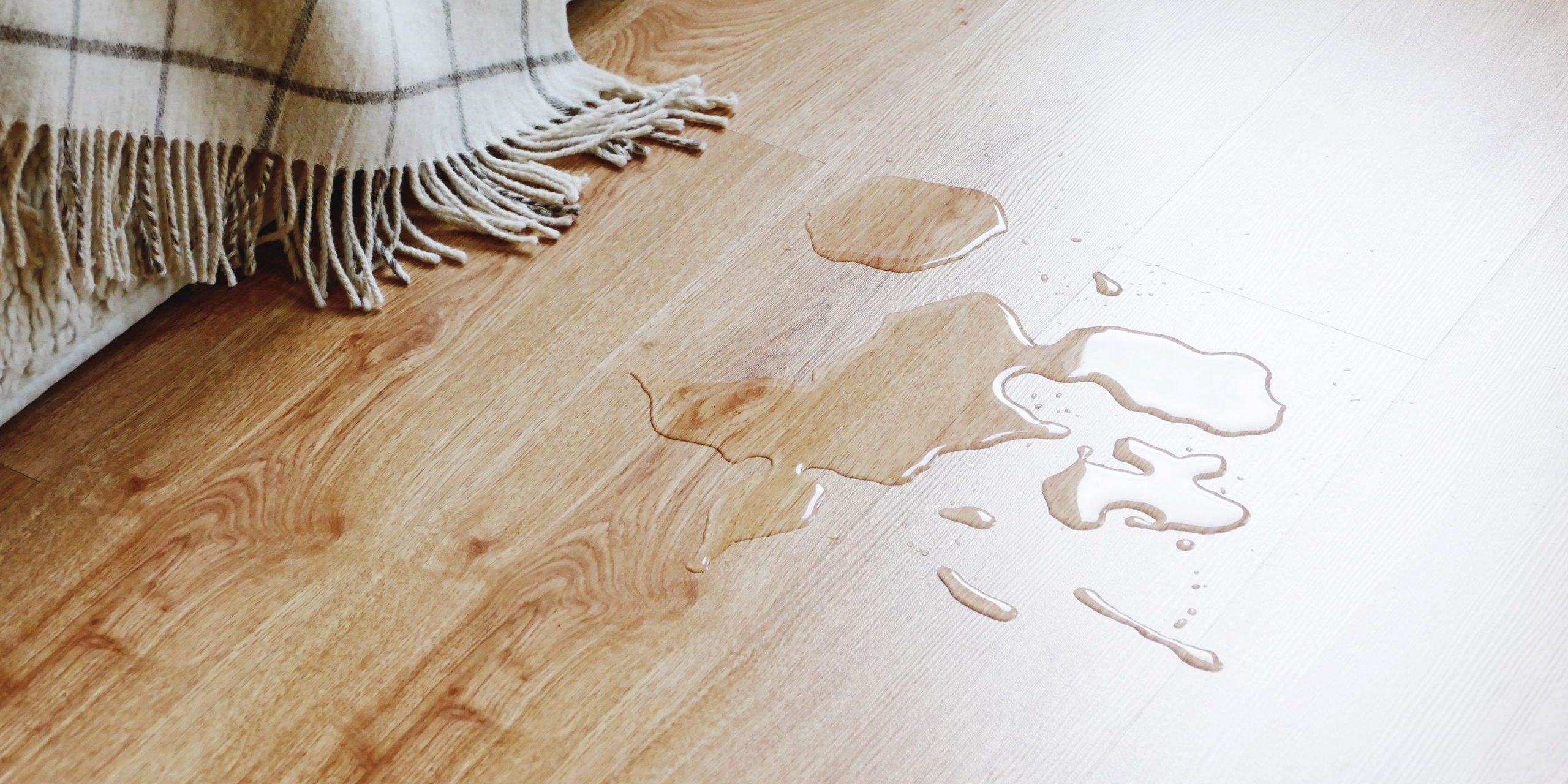 agua-suelo-laminado-salon