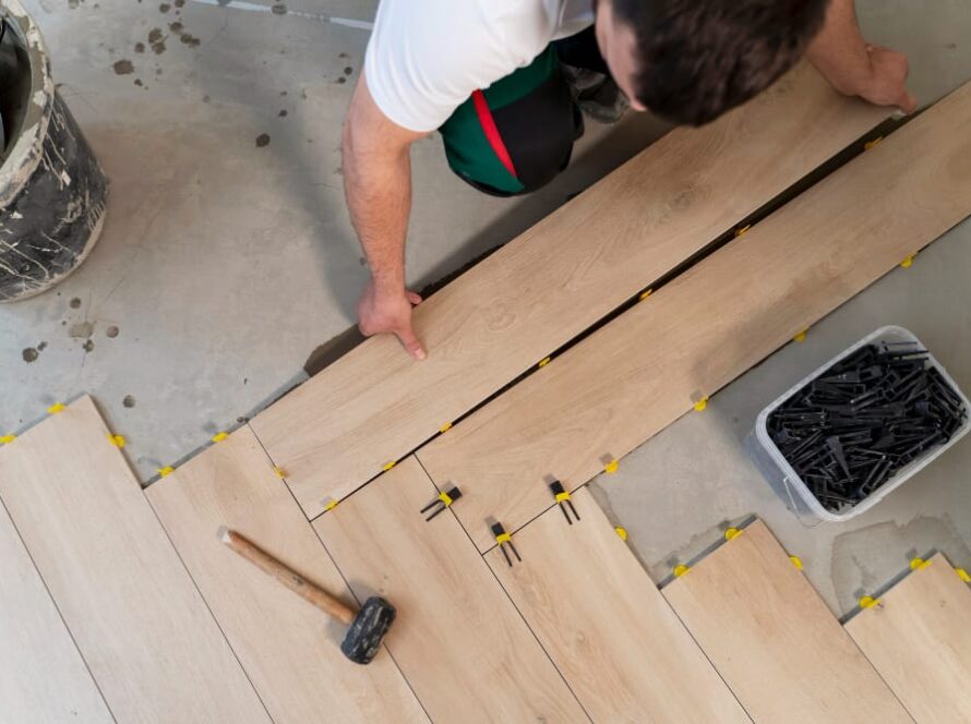 Trabajador instalando lamas de tarima sobre una superficie plana