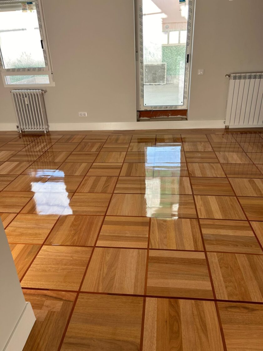 Lijado y barnizado de parquet de damero con junquillo rojo