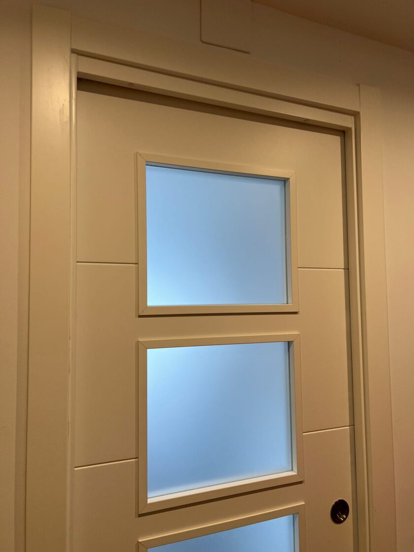 Instalación de puertas blancas interiores