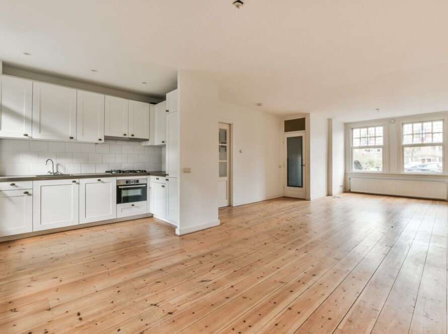 Vista lateral de un salón/comedor con suelo de madera