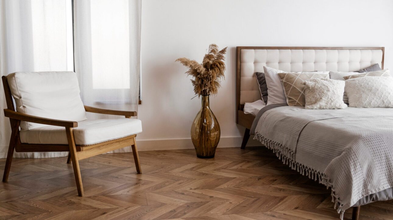 Dormitorio de estilo boho con suelo de parquet en Chevrón o "V invertida"