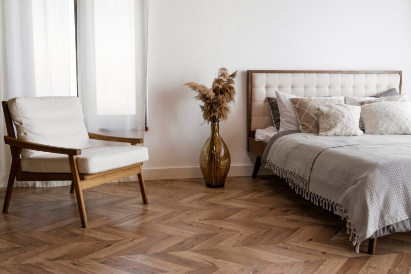 Dormitorio de estilo boho con suelo de parquet en Chevrón o "V invertida"