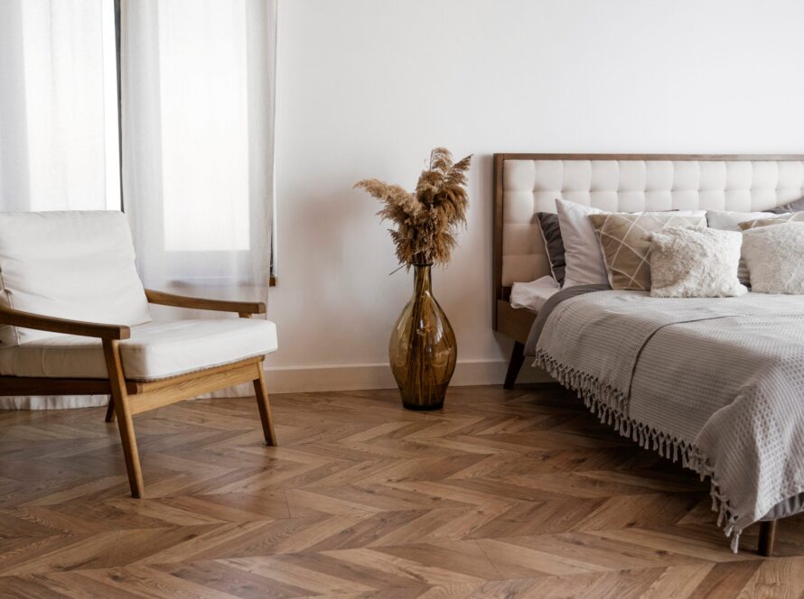 Dormitorio de estilo boho con suelo de parquet en Chevrón o "V invertida"