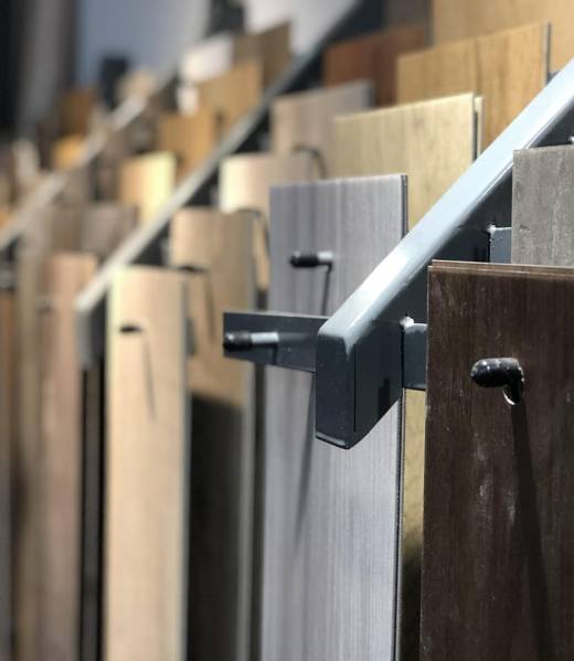 Expositor de laminas de madera de distintos tipos y colores