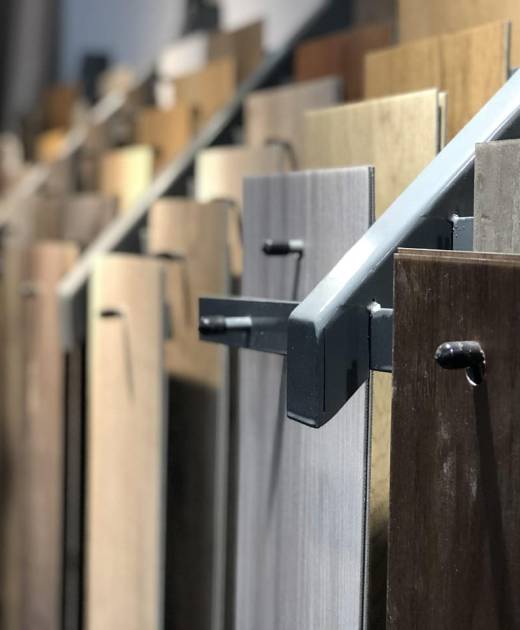 Expositor de laminas de madera de distintos tipos y colores